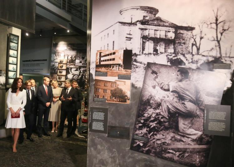 Księżna Catherine (L) i książę William (C) zwiedzają Muzeum Powstania Warszawskiego w towarzystwie prezydenta Andrzeja Dudy (3L) i jego małżonki Agaty Kornhauser-Dudy (3P). Fot. PAP/P. Supernak 