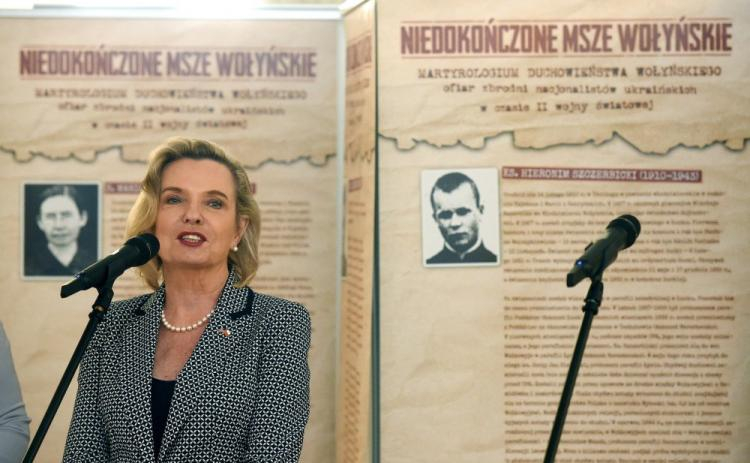 Minister Anna Maria Anders otworzyła w Sejmie wystawę pt. "Niedokończone Msze Wołyńskie". Fot. PAP/R. Pietruszka 