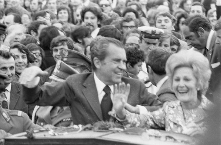 Prezydent USA Richard Nixon wraz z małżonką pozdrawiają witających ich warszawiaków. 31.05.1972. Fot. PAP/CAF/M. Langda 
