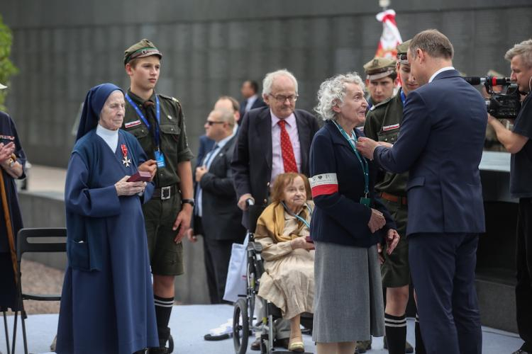 Prezydent Andrzej Duda (P) i Hanna Szeremeta–Węgrzecka ps. „Czarna Zośka” (2P) podczas uroczystości wręczenia orderów i odznaczeń państwowych uczestnikom powstania warszawskiego. Fot. PAP/R. Guz