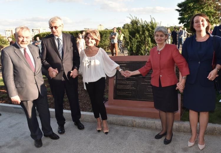 Dyrektor generalna UNESCO Irina Bokova (2P), artystka UNESCO na Rzecz Pokoju Hedva Ser (3L), wiceminister kultury Magdalena Gawin (P), prezydent Krakowa Jacek Majchrowski (L), przewodniczący Polskiego Komitetu ds. UNESCO i przewodniczący 41. sesji prof. Jacek Purchla (2L) podczas otwarcia Ogrodu Nadziei na bulwarze Kurlandzkim w Krakowie. Fot. PAP/J. Bednarczyk 