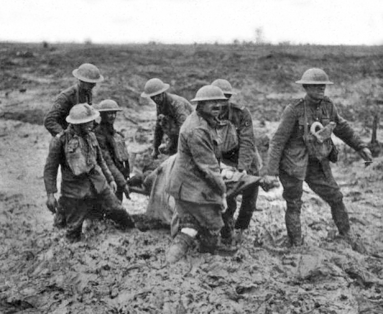 Brytyjscy żołnierze podczas bitwy pod Passchendaele. Fot. Imperial War Museums. Źródło: Wikimedia Commons
