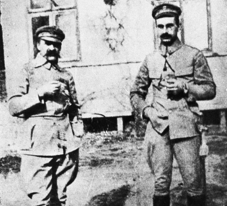 Józef Piłsudski (L) i gen. Kazimierz Sosnkowski (P). Fot. PAP/CAF