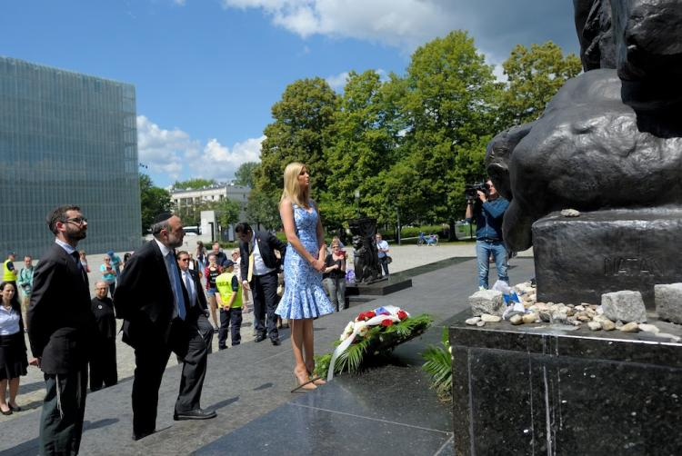 Córka prezydenta Stanów Zjednoczonych Ivanka Trump (C) złożyła kwiaty przy pomniku Bohaterów Getta przed wejściem do Muzeum Historii Żydów Polskich Polin w Warszawie. Fot. PAP/P. Piątkowski