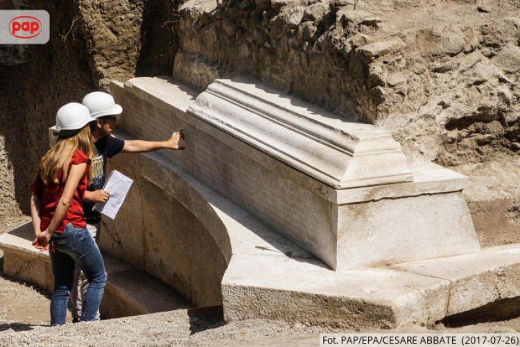 Odkryty w Pompejach grobowiec rzymskiego notabla. Fot. PAP/EPA