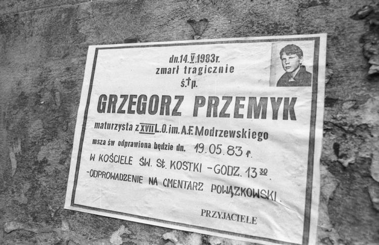 Uroczystości pogrzebowe maturzysty Grzegorza Przemyka, pobitego śmiertelnie 12 maja 1983 r. w komisariacie MO. Fot. PAP/M. Bilewicz