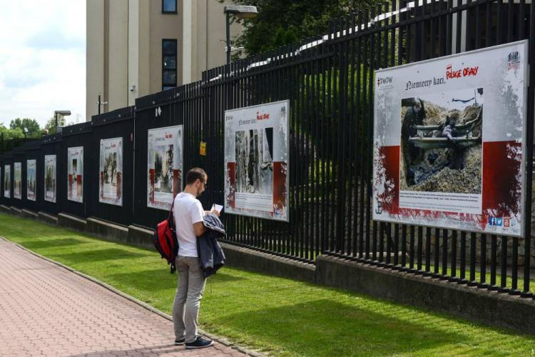 Wystawa "Niemieccy kaci - polskie ofiary" na ogrodzeniu Państwowej Wytwórni Papierów Wartościowych. Fot. PAP/J. Kamiński