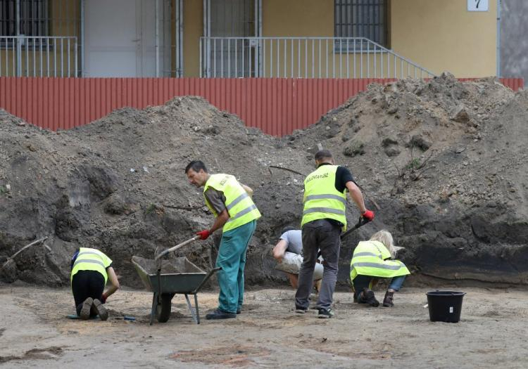 Prace archeologiczno-ekshumacyjne Biura Poszukiwań i Identyfikacji IPN na terenie dawnego więzienia przy ul. Rakowieckiej. Warszawa, 21.07.2017. Fot. PAP/Bartłomiej Zborowski 