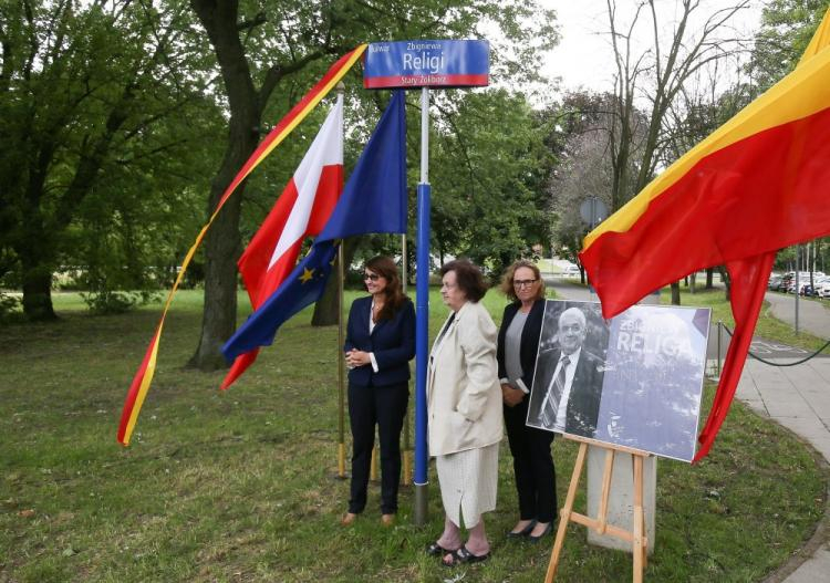 Wdowa po Zbigniewie Relidze - Anna Religa (C), przewodnicząca Rady Warszawy Ewa Malinowska-Grupińska (P), wiceprezydent stolicy Renata Kaznowska (L) podczas uroczystości nadania fragmentowi bulwaru wiślanego imienia Zbigniewa Religi. Fot. PAP/P. Supernak 