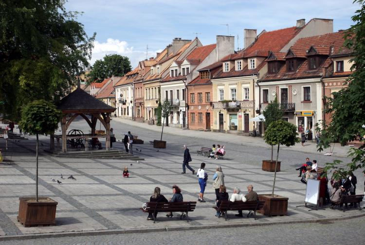 Turyści na Sandomierskim rynku. Fot. PAP/P. Polak