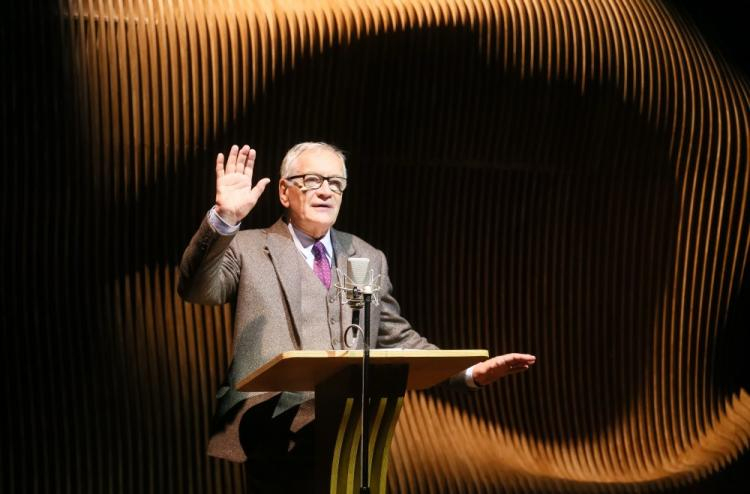 Andrzej Seweryn podczas próby medialnej spektaklu "Dziennik czeczeński Poliny Żerebcowej” w reż. Iwana Wyrypajewa w Muzeum Powstania Warszawskiego. Fot. PAP/P. Supernak 