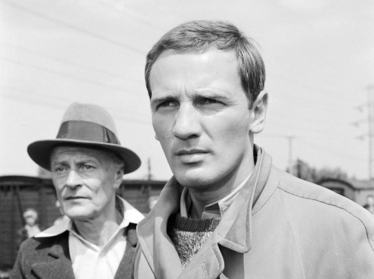 Karol Strasburger (P) i Saturnin Żórawski na planie serialu "Polskie drogi. 1975 r. Fot. PAP/CAF/W. Rozmysłowicz