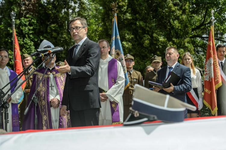 Wystąpienie prezesa IPN Jarosława Szarka podczas uroczystości pogrzebowych Leona Taraszkiewicza ps. Jastrząb. Fot. PAP/W. Pacewicz