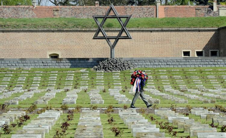 Cmentarz na terenie b. niemieckiego obozu koncentracyjnego w Theresienstadt. Fot. PAP/EPA