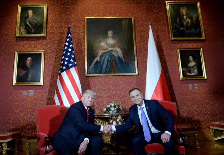 Prezydent USA Donald Trump (L) i prezydent RP Andrzej Duda (P) podczas podczas spotkania "w cztery oczy" na Zamku Królewskim w Warszawie. Fot. PAP/J. Turczyk