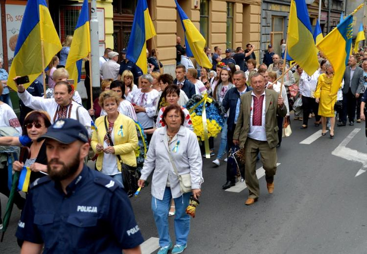 Przedstawiciele mniejszości ukraińskiej w asyście policji podczas procesji na panachydę (nabożeństwo żałobne) na Ukraińskim Cmentarzu Wojennym w Przemyślu. Fot. PAP/D. Delmanowicz