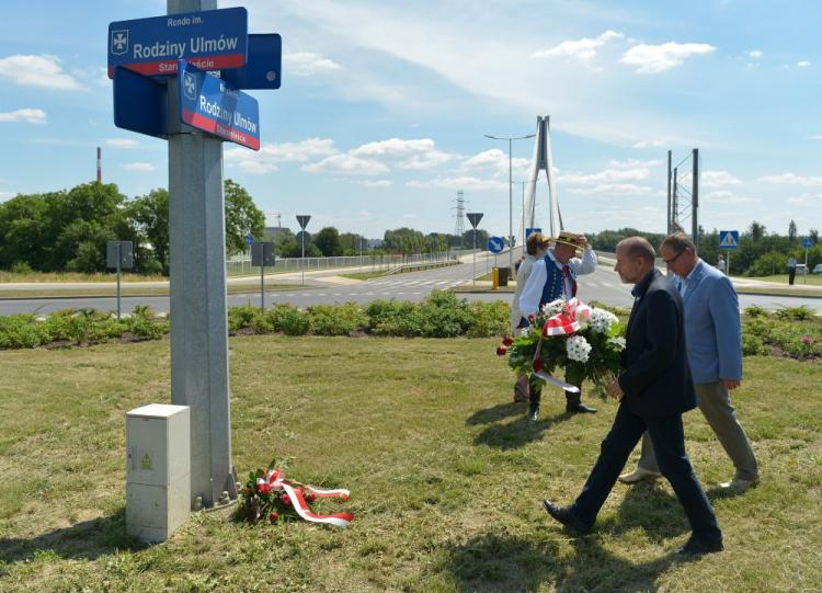 Złożenie kwiatów podczas uroczystego odsłonięcia tablicy z nazwą ronda im. Rodziny Ulmów w Rzeszowie. Fot. PAP/D. Delmanowicz 