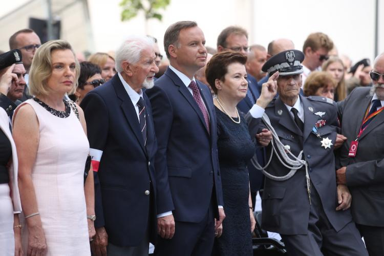 Obchody 73. rocznicy wybuchu powstania warszawskiego. Prezydent Andrzej Duda (C), prezydent Warszawy Hanna Gronkiewicz-Waltz (2P), Prezes Światowego Związku Żołnierzy AK Leszek Żukowski (2L), prezes Zarządu Głównego Związku Powstańców Warszawskich Zbigniew Ścibor-Rylski (P) i pełnomocnik prezesa Rady Ministrów do spraw dialogu międzynarodowego, senator Anna Maria Anders. Fot. PAP/R. Guz