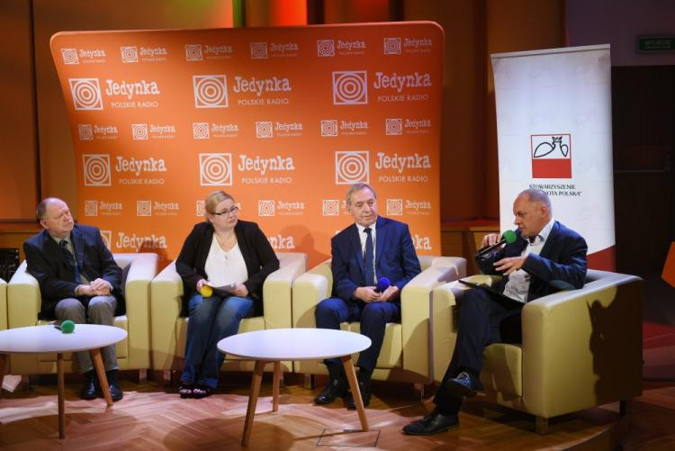 Przewodniczący Stałego Komitetu Rady Ministrów Henryk Kowalczyk (2P), dziennikarz Rafał Porzeziński (P), pisarka Izabela Żukowska (2L) i dziennikarz Krzysztof Renik (L) podczas konferencji prasowej nt. kampanii "Wielki powrót". Fot. PAP/M. Kmieciński 