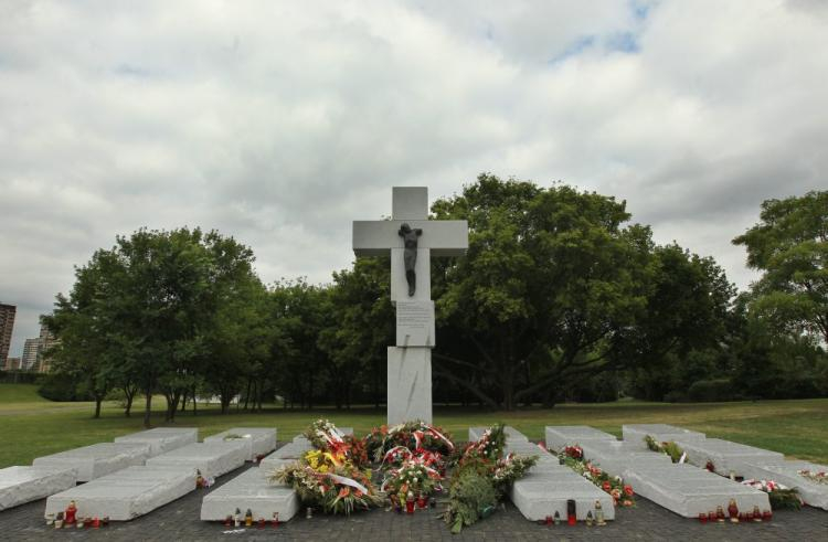 Pomnik poświęcony Ofiarom Zbrodni Wołyńskiej na Skwerze Wołyńskim w Warszawie. Fot. PAP/R. Pietruszka 