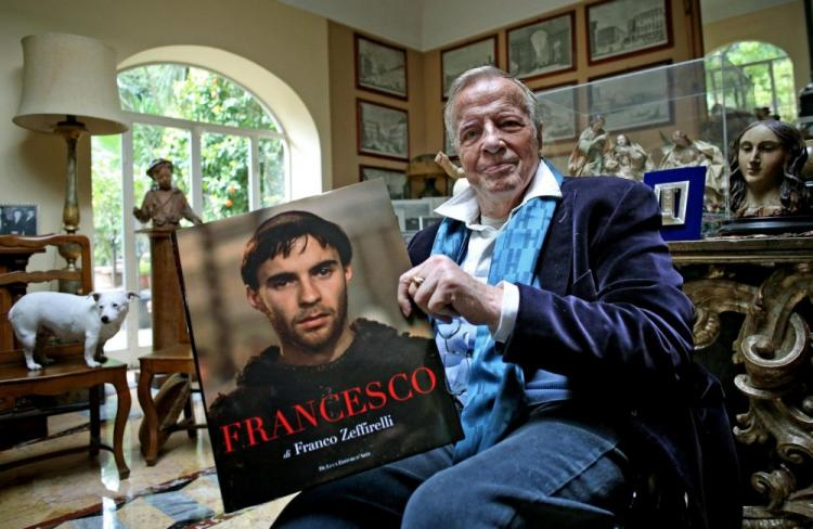 Franco Zeffirelli ze swoją książką „Francesco” w domu w Rzymie. 2014 r.. Fot. PAP/EPA