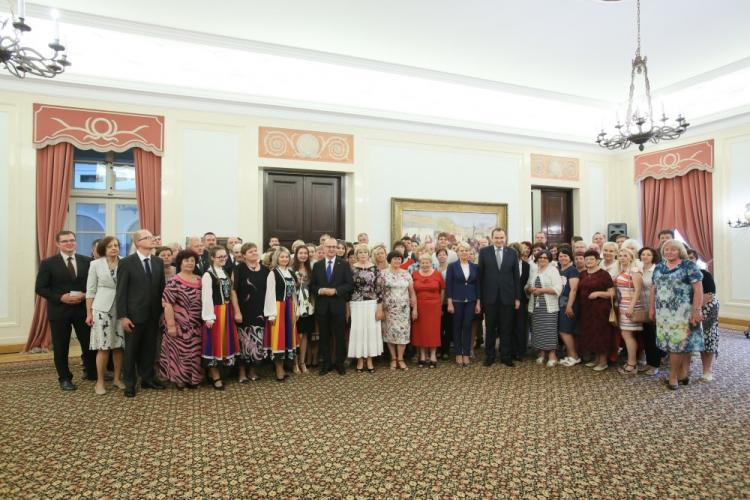 Zdjęcie pamiątkowe po spotkaniu szefa gabinetu prezydenta RP Adama Kwiatkowskiego z przedstawicielami Związku Polaków na Białorusi. Fot. PAP/L. Szymański 