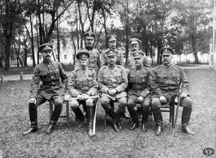 Sztab I Korpusu Polskiego z dowódcą gen. Józefem Dowbór-Muśnickim (siedzi w środku). 1918 r. Źródło: CAW