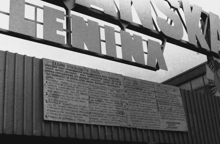 21 postulatów strajkujących stoczniowców na bramie Stoczni Gdańskiej im. Lenina. 08.1980. Fot. PAP/CAF/J. Uklejewski