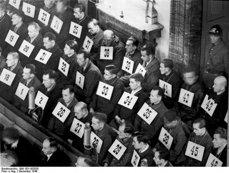Proces wytoczony niemieckim zbrodniarzom wojennym w Rastatt w grudniu 1946 r. Źródło: Bundesarchiv