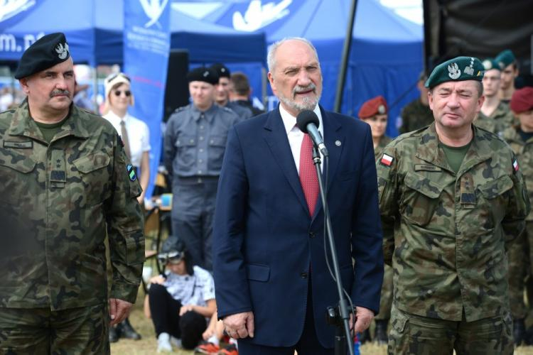 Minister obrony narodowej Antoni Macierewicz (C), szef Sztabu Generalnego Wojska Polskiego gen. broni Leszek Surawski (P) oraz Dowódca Generalny Rodzajów Sił Zbrojnych gen. dywizji Jarosław Mika na Międzynarodowych Pokazach Lotniczych Air Show 2017 w Radomiu. Fot. PAP/J. Turczyk