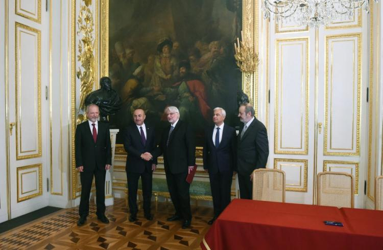 Zastępca dyrektora Zamku Królewskiego Ziemowit Koźmiński (L), szef MSZ Turcji Mevlut Cavusoglu (L), szef MSZ Witold Waszczykowski (C), ambasador Turcji Tunc Ugdul (2P) i konserwator Paweł Sadlej (P) po podpisaniu umowy o konserwacji obrazu Marcella Bacciarellego "Pokój chocimski" na Zamku Królewskim w Warszawie. Fot. PAP/R. Pietruszka