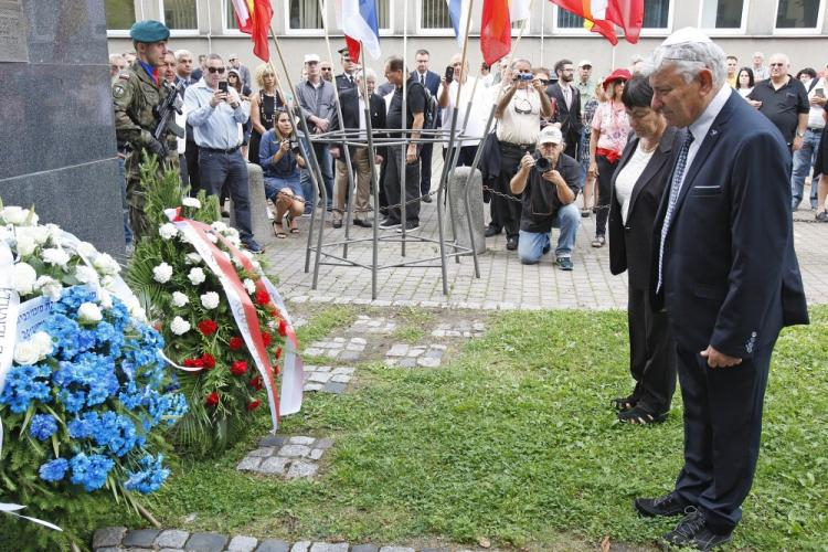 Prezydent Stowarzyszenia Byłych Mieszkańców Białegostoku i Okolic w Izraelu Jacob Kagan (P) składa kwiaty przed pomnikiem Wielkiej Synagogi w Białymstoku. 16.08.2017. Fot. PAP/A. Reszko