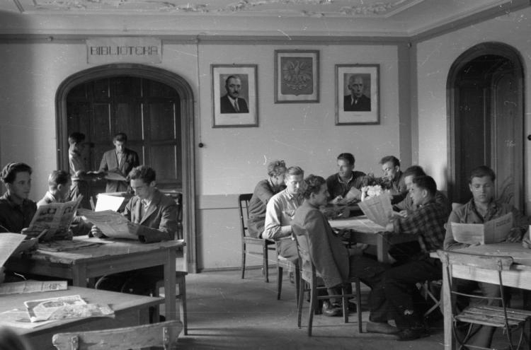 Państwowe Gimnazjum i Liceum Rolnicze - biblioteka. Wierzbica, 1948 r. Fot. PAP/CAF