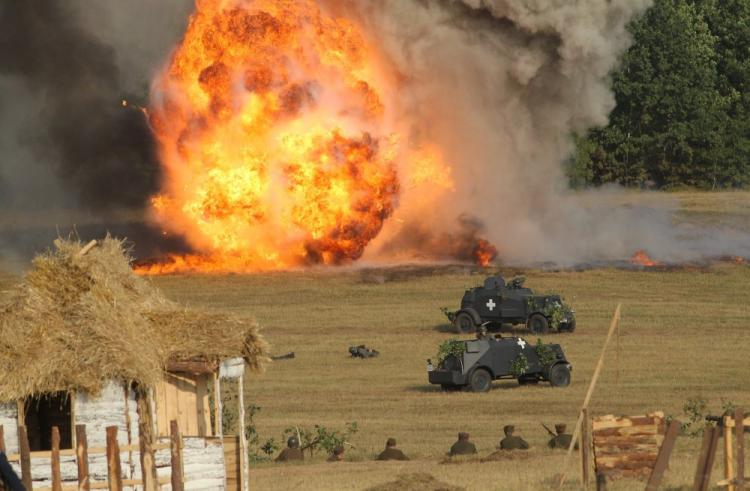  Inscenizacja bitwy pod Mławą w Uniszkach Zawadzkich. 2013 r. Fot. PAP/T. Waszczuk 