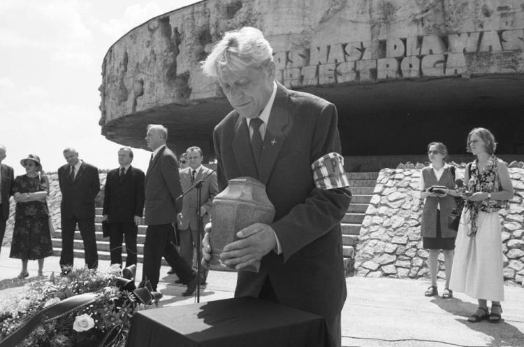 Franciszek Brzezicki podczas uroczystości przekazania delegacji z Żytomierza urny z prochami ofiar niemieckiego obozu zagłady na Majdanku. Lublin, 2002 r. Fot. PAP/M. Tracz 