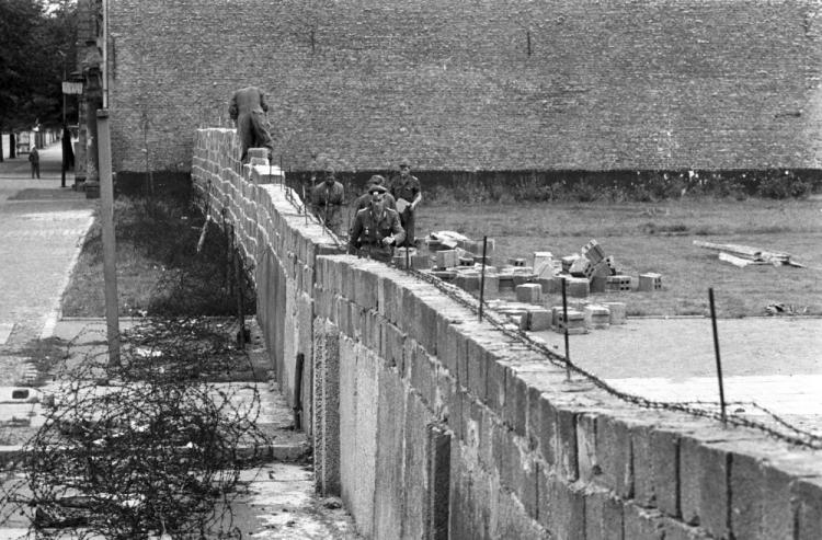 Budowa muru berlińskiego. 06.10.1961. Fot. PAP/EPA
