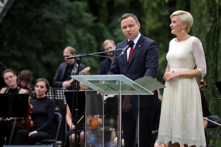 Prezydent Andrzej Duda (L) z małżonką Agatą Kornhauser-Dudą (P) biorą udział w akcji Narodowe Czytanie. Fot. PAP/R. Guz