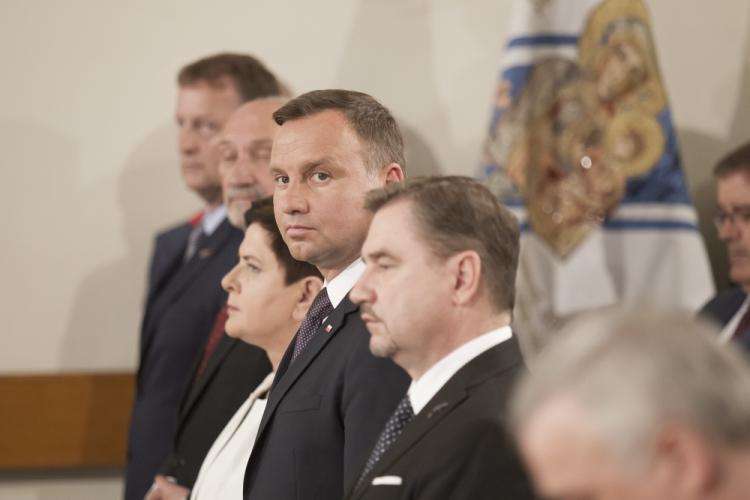 Prezydent Andrzej Duda (2P), premier Beata Szydło (3P), minister obrony narodowej Antoni Macierewicz (4P) oraz przewodniczący NSZZ "Solidarność" Piotr Dida (P) podczas uroczystej mszy św., która zainaugurowała obchody 35. rocznicy Zbrodni Lubińskiej. Fot. PAP/A. Koźmiński