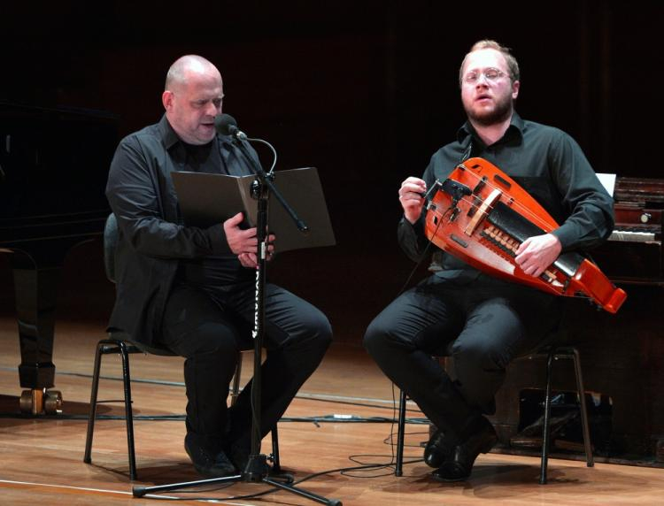 Adam Strug (L) z zespołem Monodia Polska podczas Festiwalu Psalmów Dawidowych "Honorując Sprawiedliwych" w Filharmonii Podkarpackiej w Rzeszowie. Fot. PAP/D. Delmanowicz