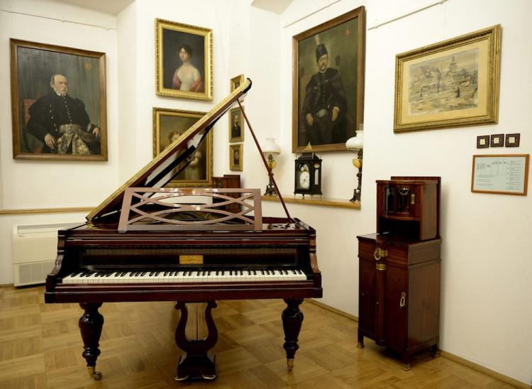 Pochodzący z 1862 roku fortepian francuskiej firmy Pleyel prezentowany w Muzeum Podkarpackim w Krośnie. Fot. PAP/D. Delmanowicz