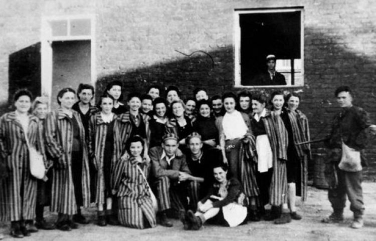 Więźniarki obozu KL Warschau tzw. "Gęsiówki" uwolnione 5 sierpnia 1944 r. przez żołnierzy Batalionu "Zośka". Źródło: Wikimedia Commons/Muzeum Niepodległości