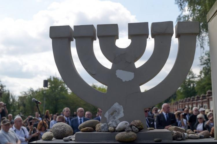 Uroczystości religijne na łódzkim cmentarzu żydowskim podczas obchodów 73. rocznicy likwidacji Litzmannstadt Getto. Fot. PAP/G. Michałowski 