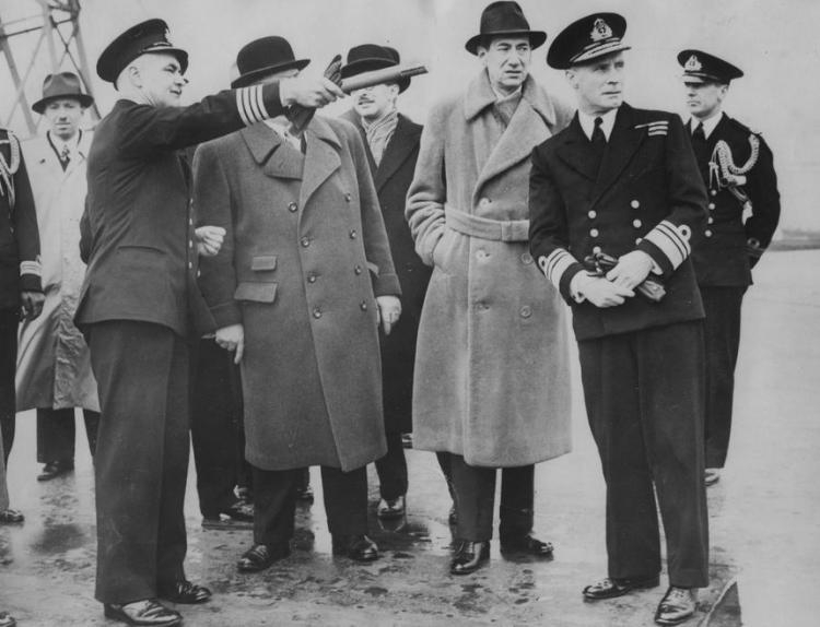 Minister Józef Beck wśród oficerów brytyjskiej marynarki wojennej w Porsmouth. Kwiecień 1939 r. Źródło: NAC