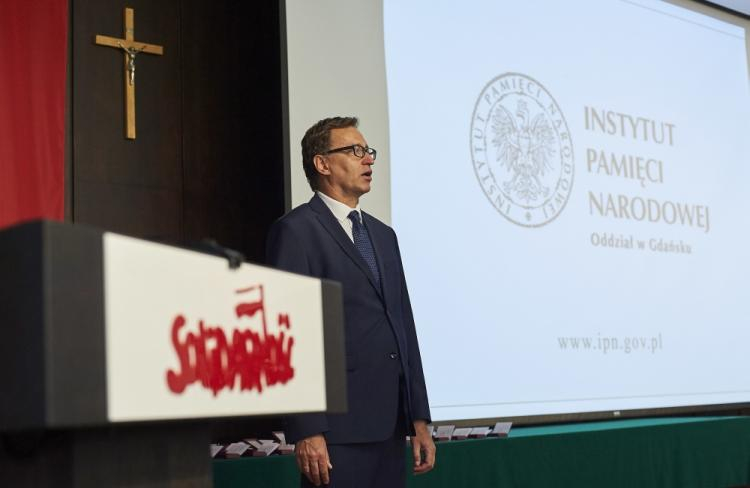 Prezes IPN Jarosław Szarek podczas uroczystości w historycznej sali BHP w Gdańsku. Fot. PAP/D. Kulaszewicz