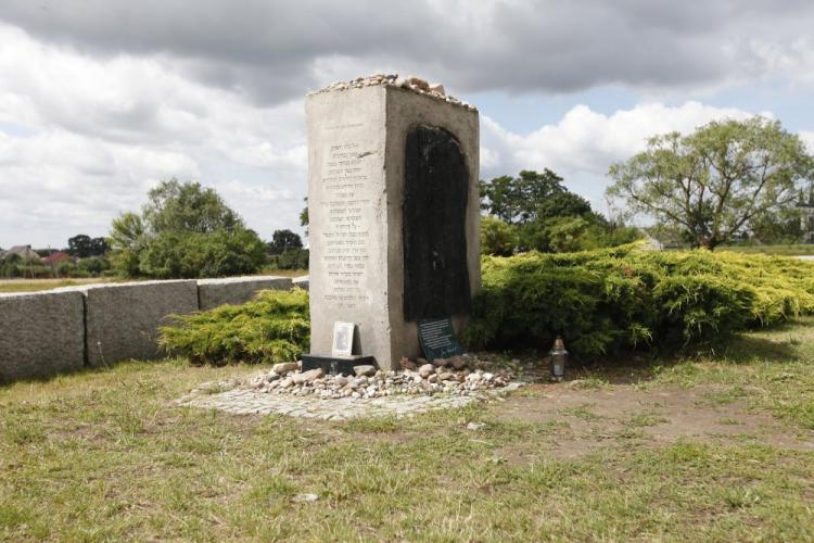 Jedwabne - pomnik upamiętniający ofiary mordu. Fot. PAP/A. Reszko