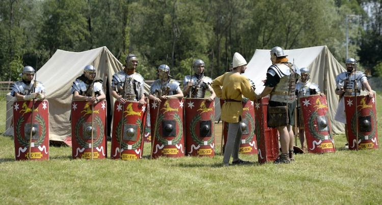 Barbarzyńscy wojownicy w skansenie archeologicznym Karpacka Troja w Trzcinicy k. Jasła. Fot. PAP/D. Delmanowicz