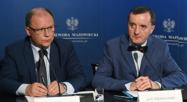 Wojewoda mazowiecki Zdzisław Sipiera (L) i mazowiecki wojewódzki konserwator zabytków Jakub Lewicki (P) podczas konferencji prasowej. 02.08.2017. Fot. PAP/R. Pietruszka