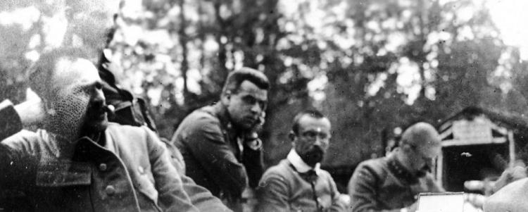 Komendant Józef Piłsudski z żołnierzami pod Kostiuchnówką w 1916 r. Źródło: NAC