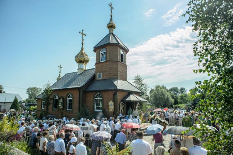 Uroczyste nabożeństwo Boskiej Liturgii w cerkwi pw. św. Serafina z Sarnowa w Kostomłotach, kończące centralne obchody 70. rocznicy akcji "Wisła", organizowane przez Kościół prawosławny. Fot. PAP/W. Pacewicz 