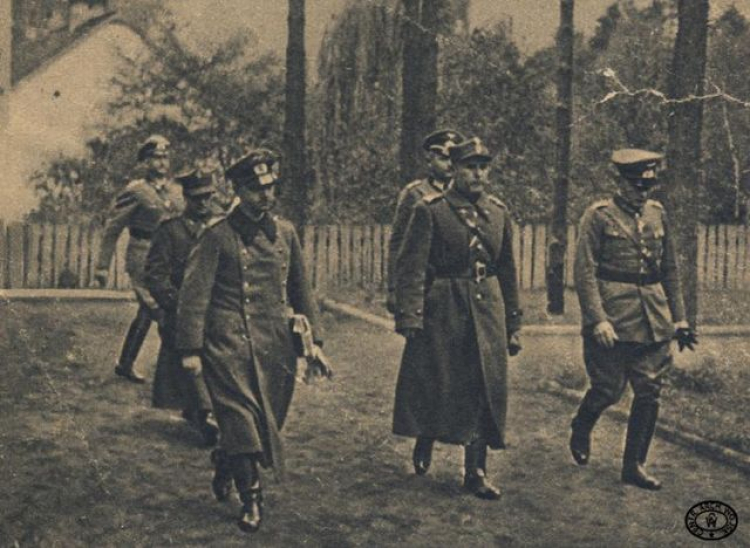 Gen. Tadeusz Kutrzeba udaje się na rozmowy kapitulacyjne. Raków pod Warszawą, 27.09.1939 r. Źródło: CAW